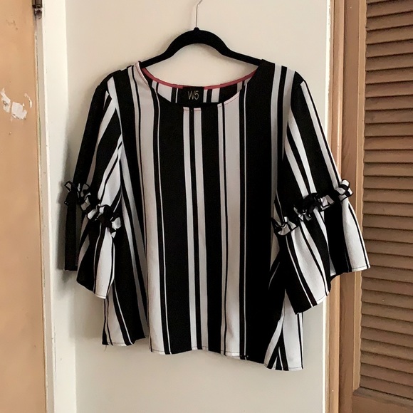 W5 Tops - Cropped stripped blouse.